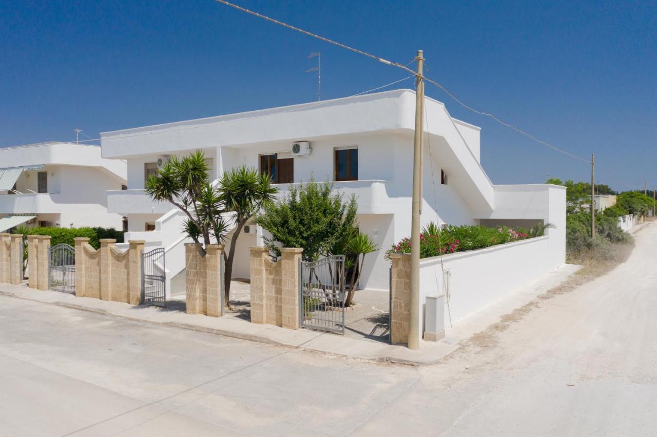 Vidamarina - Camere Al Mare Torre Lapillo Bagian luar foto